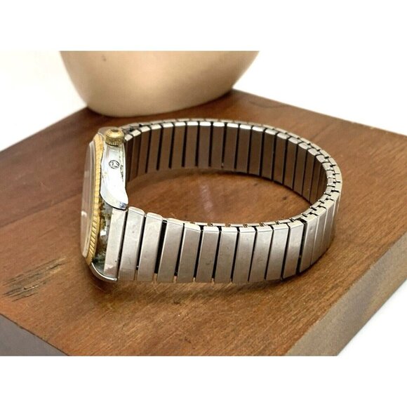 Timex Q Men's Watch Vintage Quartz Gold Dial Day Date 33mm Expansion Ste… - Picture 9 of 14